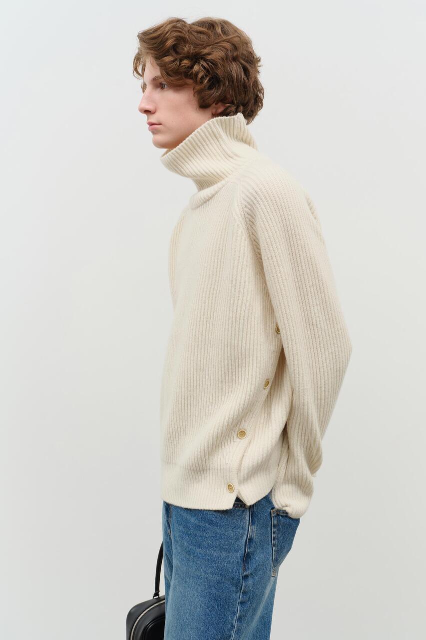 RIBBED TURTLENECK SWEATER