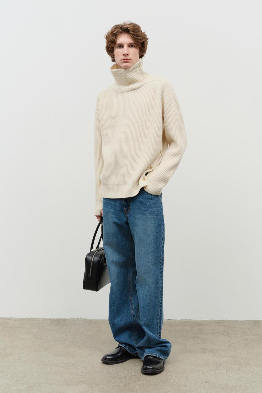 RIBBED TURTLENECK SWEATER