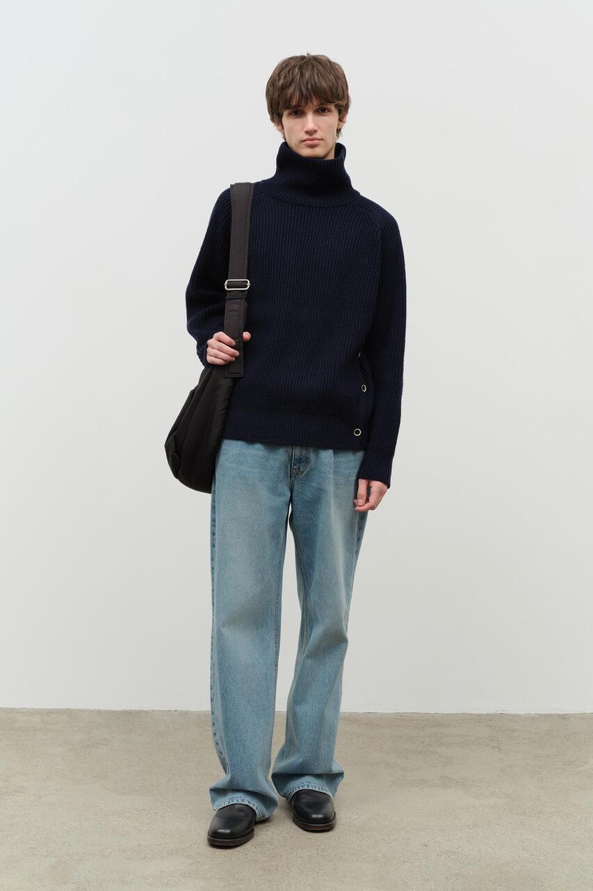 RIBBED TURTLENECK SWEATER