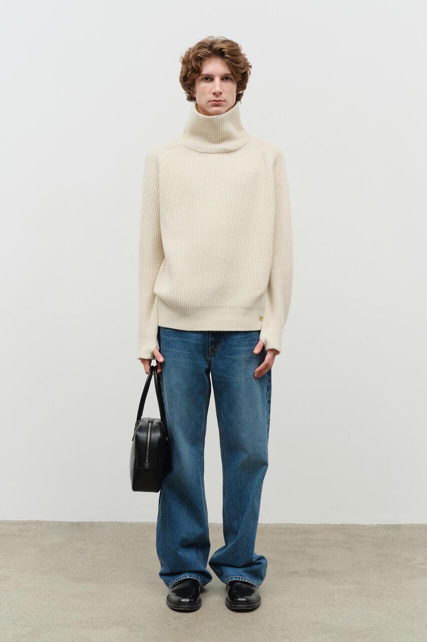 RIBBED TURTLENECK SWEATER