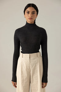 ESSENCE TURTLENECK