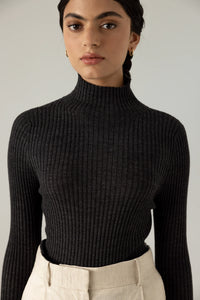 ESSENCE TURTLENECK