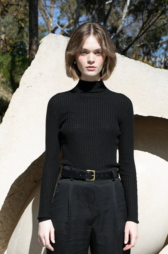 ESSENCE TURTLENECK