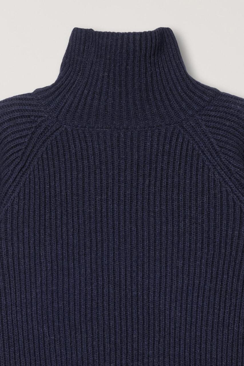 RIBBED TURTLENECK SWEATER