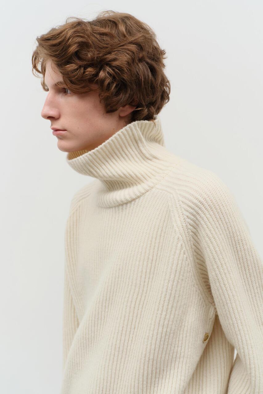 RIBBED TURTLENECK SWEATER