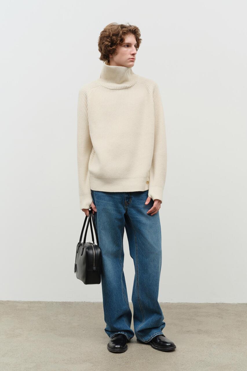 RIBBED TURTLENECK SWEATER