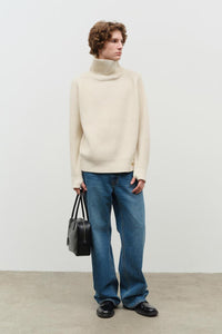 RIBBED TURTLENECK SWEATER