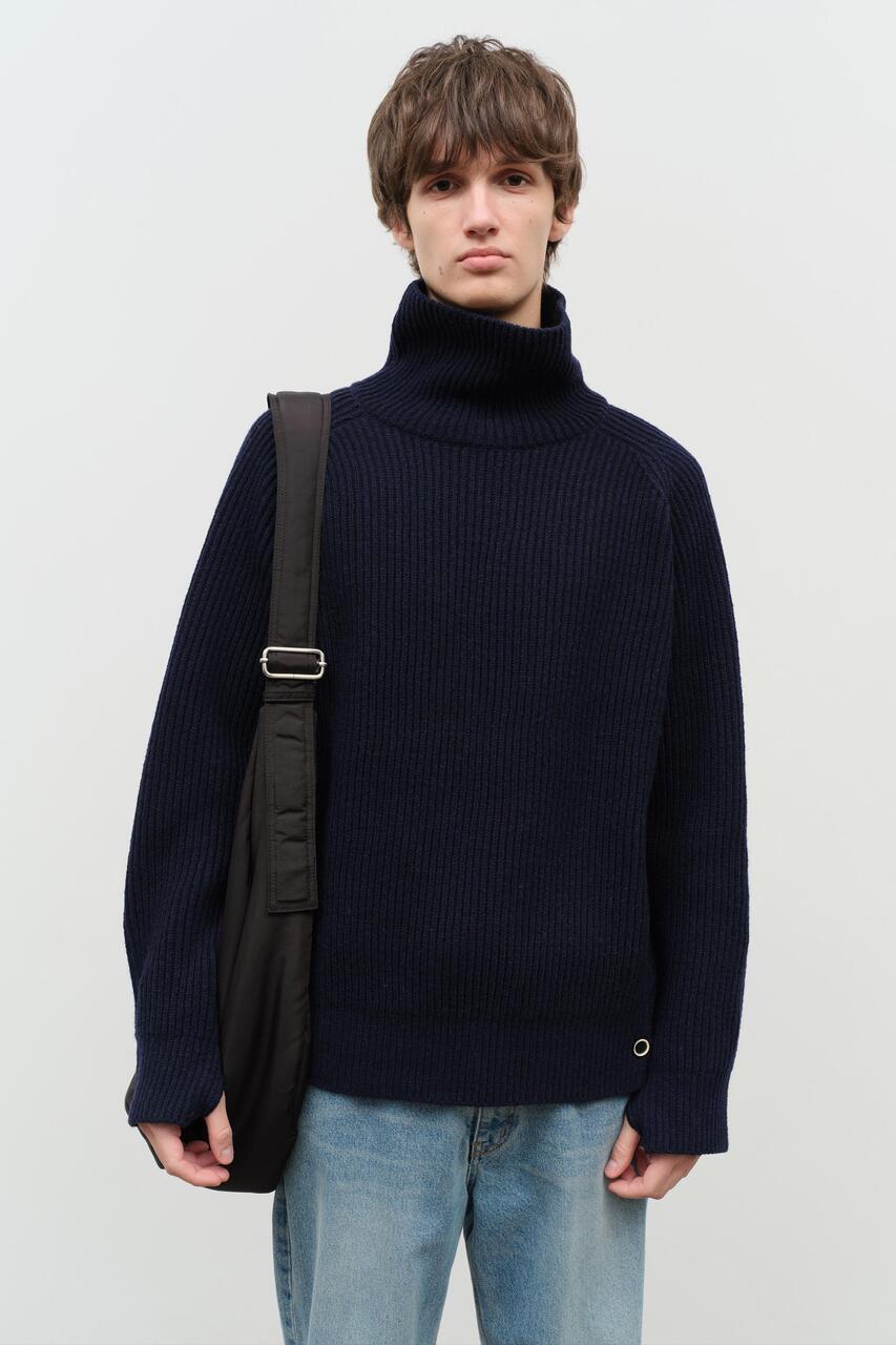 RIBBED TURTLENECK SWEATER