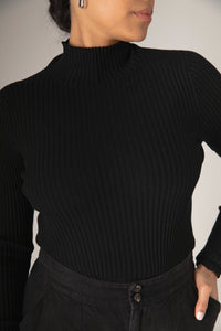 ESSENCE TURTLENECK