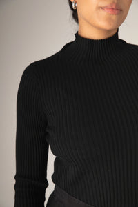 ESSENCE TURTLENECK